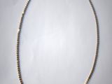 gros plan d'un collier sur une surface blanche