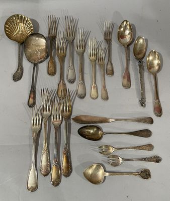 beaucoup de cuillères en argent et de cuillères sur la table
