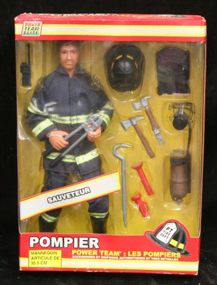 figurine de pompier avec ses outils et son équipement, dans une boîte