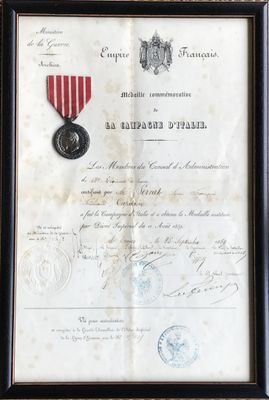 un vieux document sur lequel figure une médaille