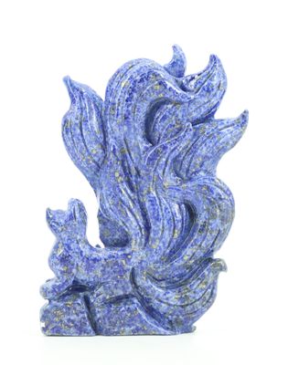 sculpture en céramique bleue et blanche représentant un chat et un poisson