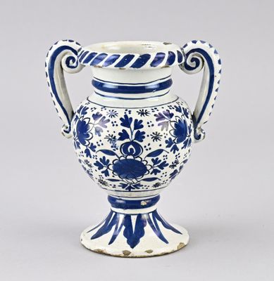 un vase bleu et blanc avec une anse