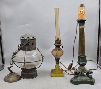 Plusieurs types de lampes sont exposés sur une surface blanche