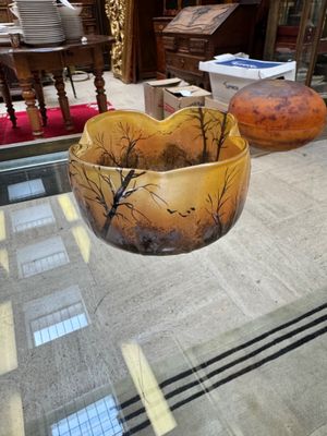 une table en verre sur laquelle se trouvent un bol et un vase