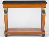 une table en bois avec un plateau en marbre noir, montée sur roulettes