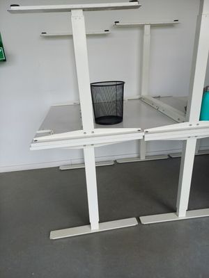 un bureau sur lequel se trouve une poubelle