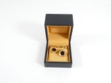 une boîte noire contenant une paire de lunettes de soleil