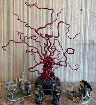 une sculpture représentant un arbre posée sur une table