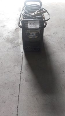 une machine posée sur le sol du garage