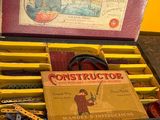 une boîte d'outils de chantier posée sur une table