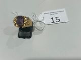 une petite bague ornée d'une pierre violette