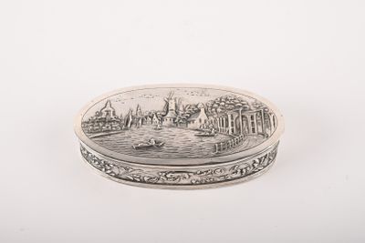 un plat en argent ancien orné d'une image représentant un bateau sur l'eau