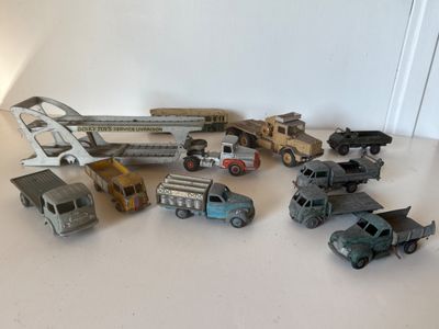 un grand nombre de véhicules-jouets posés sur une table