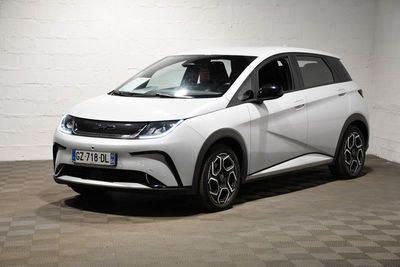 la photo d'une voiture blanche garée dans un garage