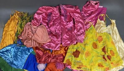 tout un tas de robes de styles différents posées sur une table