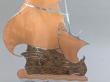 une sculpture représentant un bateau, posée sur un socle en bois