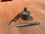 un stylo et un encrier posés sur une table, à côté d'une paire de ciseaux