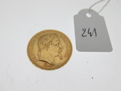 une pièce d'or sur laquelle est apposée une étiquette indiquant son prix