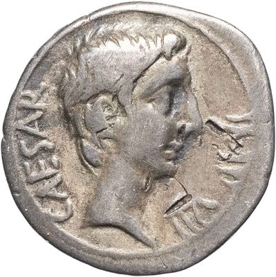 gros plan d'une pièce de monnaie sur laquelle figure une tête d'homme