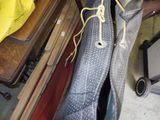 un gros plan sur une paire de chaussures posée sur une table