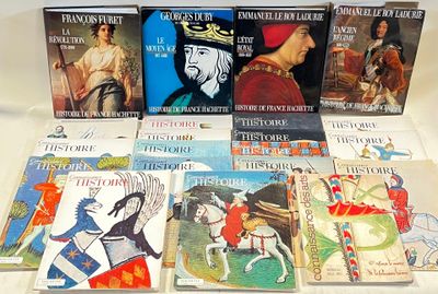 un grand nombre de livres posés sur une table
