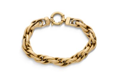 gros plan d'un bracelet en or sur fond blanc