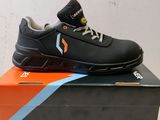 une paire de chaussures noires posée sur une boîte