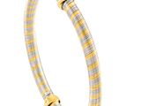 un gros plan d'un bracelet jaune et blanc sur fond blanc