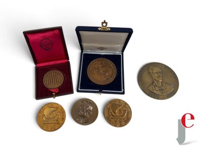 trois médailles d'or et un écrin en velours rouge orné d'un ruban rouge