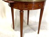 une image représentant une petite table sur laquelle est posé un miroir