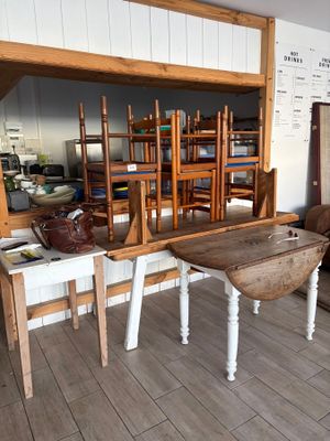 une table et des chaises dans une pièce avec du parquet