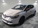 la voiture blanche est garée dans le garage sur le sol en damier