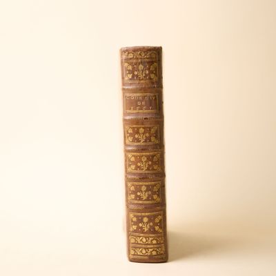 un grand livre posé sur une table