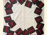une photo d'une nappe blanche sur laquelle figurent des inscriptions rouges