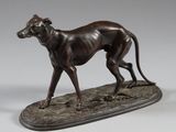 sculpture en bronze représentant un lévrier sur un socle