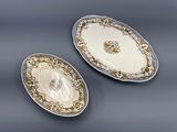 deux assiettes ornées de motifs dorés et blancs sur un fond gris