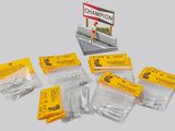 une pile de paquets de cigarettes posés sur une table