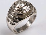 Gros plan sur une bague ornée d'un diamant
