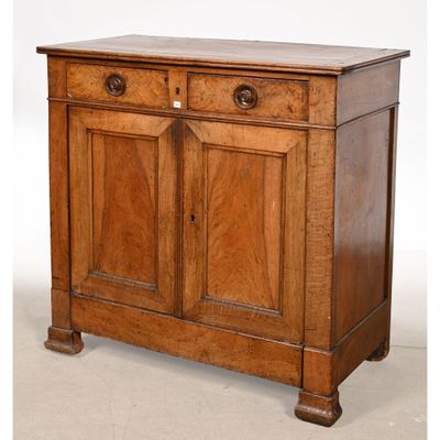 une vieille armoire en bois avec deux tiroirs et une porte