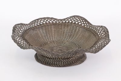 une image représentant un bol en métal muni d'une poignée en corde, sur fond blanc