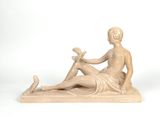 statue représentant une femme assise par terre avec un livre