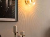 une lampe accrochée au mur à côté d'un livre