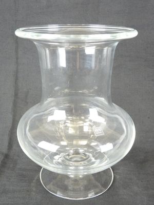 un vase en verre transparent posé sur une table