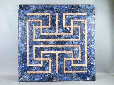 marbre bleu et or orné d'un motif de labyrinthe
