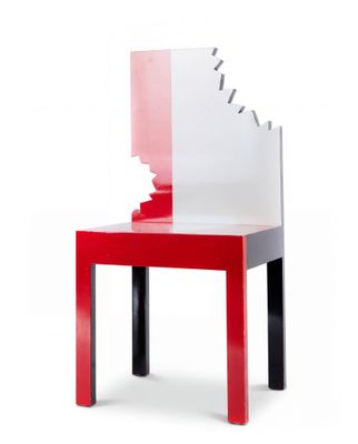 une image représentant une chaise rouge et blanche sur fond blanc