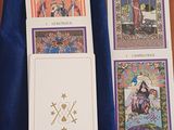 quatre cartes de tarot posées sur une table, à côté d'un sac bleu