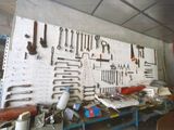 de nombreux outils accrochés au mur du garage