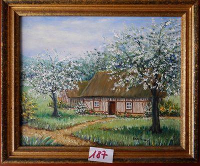 une peinture à l'huile représentant une maison dans un champ, avec des arbres et de l'herbe