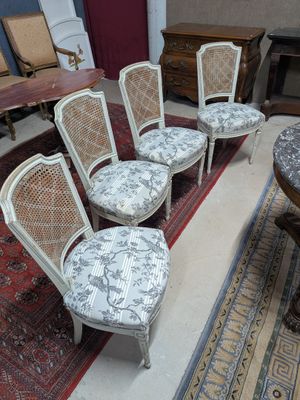 six chaises posées sur un tapis dans une pièce