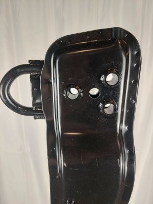 un téléphone noir percé de trous